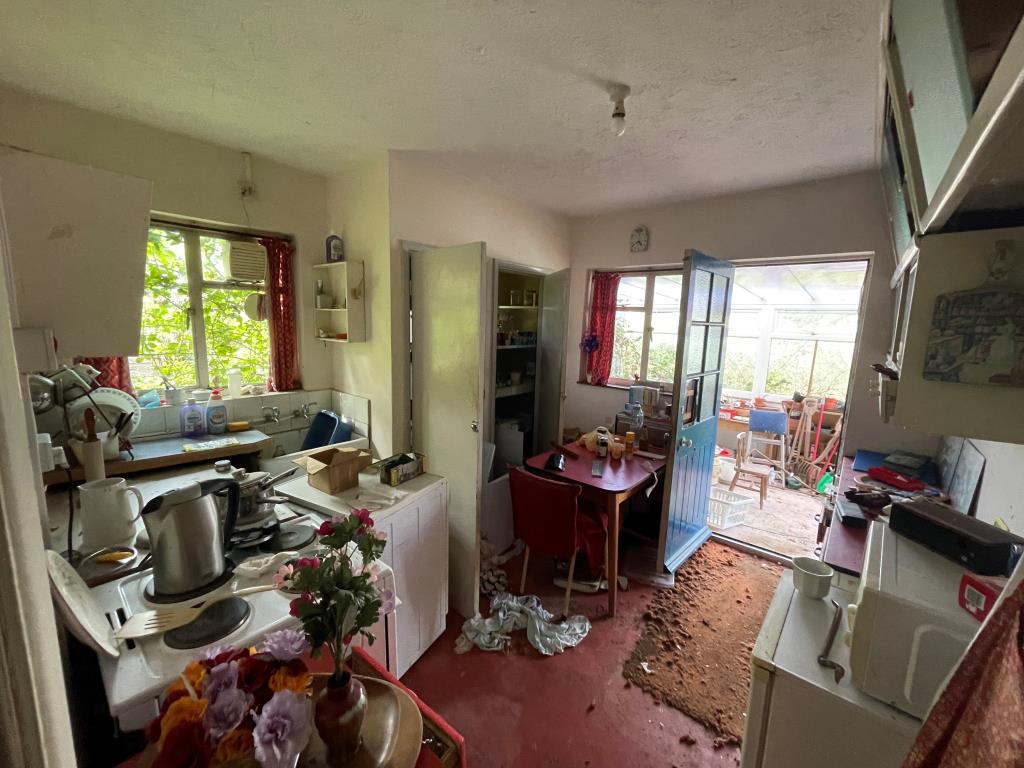 Lot: 9 - DETACHED BUNGALOW ON GOOD SIZE PLOT WITH DEVELOPMENT POTENTIAL - Kitchen with access to conservatory